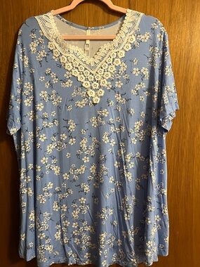 NEW Anydeer 3X Light Blue Floral V-Neck Tunic, White Lace Neckline, Short Sleeve